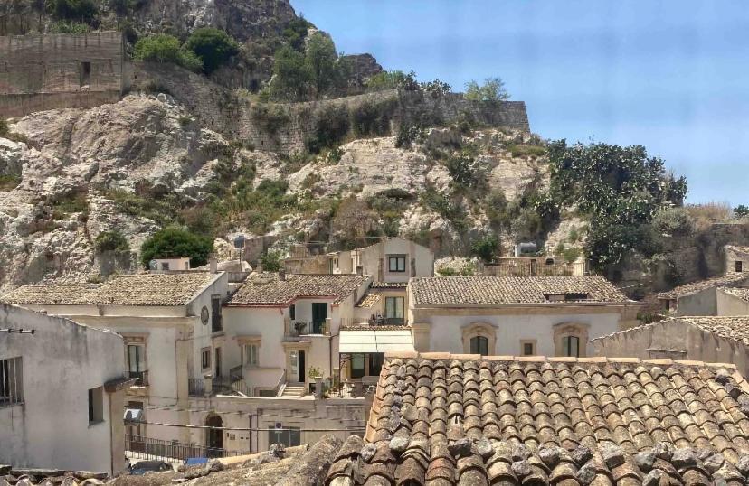 Intown - Dammuso In Pieno Centro Storico Villa Scicli Bagian luar foto